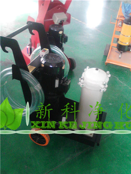 濾油機(jī)廠LUC系列LUCD-100*10液壓油濾油車(chē)： 濾油機(jī)廠LUC系列LUCD-100*10液壓油濾油車(chē)是流量的濾油車(chē)，處理量達(dá)到100L/min，可以彈性適用于不同油壓系統(tǒng)注入新油過(guò)濾以及定期過(guò)濾介質(zhì)中的污染物，對(duì)油液的各項(xiàng)技術(shù)指標(biāo)均無(wú)影響，更好的幫助你處理好油液系統(tǒng)的污染物，延長(zhǎng)液壓元件的使用壽命。LUCD-100*10液壓油濾油車(chē) 濾油機(jī)廠LUC系列LUCD-100*10液壓油濾油車(chē)參數(shù):1.濾油車(chē)型號(hào)：LUCD-100*10系列 2.流量：100L/min 3.過(guò)濾介質(zhì)：液壓油，潤(rùn)滑油，煤油，柴油，透平油等 4.過(guò)濾精度：3-20um 5.電機(jī)功率：1.5Kw 6.電機(jī)電壓：AC380V 7.使用濾芯：1300R系列 LUC系列LUCD-100*10液壓油濾油車(chē) 濾油機(jī)廠LUC系列LUCD-100*10液壓油濾油車(chē)廠： 新鄉(xiāng)市新科濾油機(jī)廠是一家集科研、生造、銷(xiāo)售為一體的大中型企業(yè)，公司主營(yíng)濾油機(jī)有：便攜式濾油機(jī)，便移式濾油機(jī)，LYC系列高精度濾油機(jī)，防爆濾油機(jī)，液壓油濾油機(jī)，高粘度濾油機(jī)，箱式移動(dòng)濾油機(jī)，聚結(jié)脫水濾油油機(jī)，真空濾油機(jī)，LUC精密濾油車(chē)，PALL頗爾濾油機(jī)，HYDAC賀德克濾油機(jī)等產(chǎn)品。公司依托“中國(guó)過(guò)濾之鄉(xiāng)